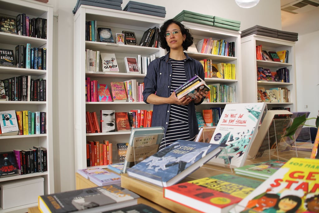 Sarah Lutzemann in ihrer Kohsie Diversity Buchhandlung