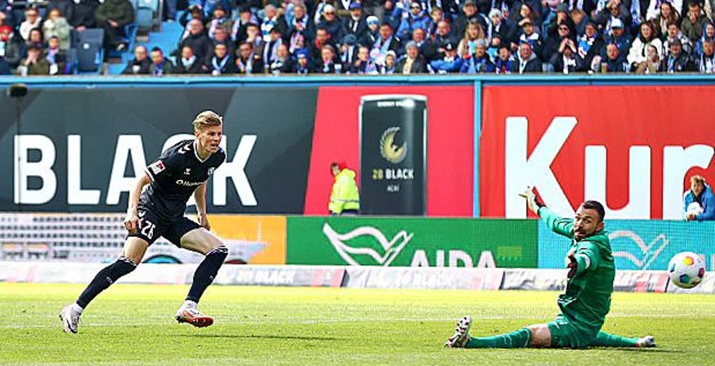 Trifft hier zum 1:0 für den FCM: Luca Schuler (l.).