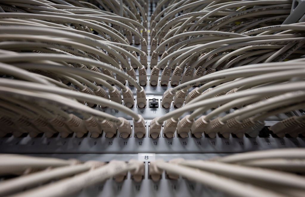 Netzwerkkabel stecken im Höchstleistungsrechenzentrum HLRS in Ports eines Switchs.