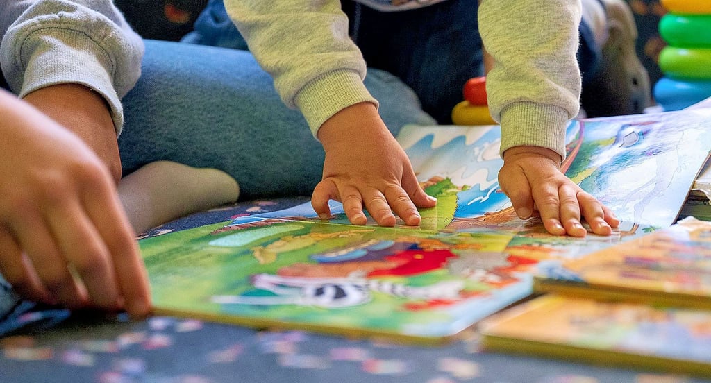 Ob mit Kindern, Senioren oder Jugendlichen: Soziale Arbeit bietet ein breites Spektrum an beruflichen Aussichten. Um die richtige Richtung zu finden und Praxiserfahrung zu sammeln, gibt es im Studium das Pflichtpraktikum – in den meisten Fällen unbezahlt. Das soll sich nun ändern.