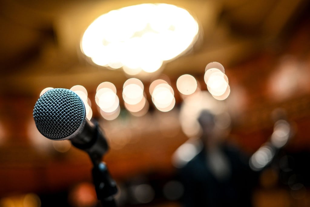 Ein Mikrofon steht auf der Bühne.
