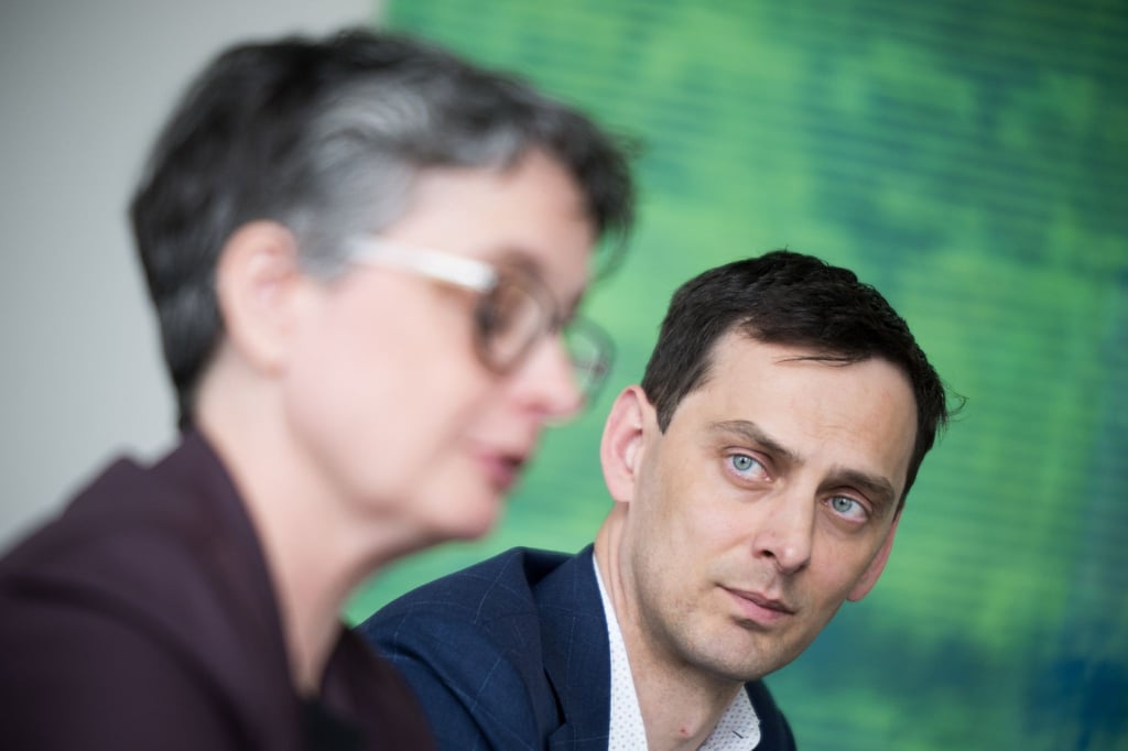 Nicola Böcker-Giannini und Martin Hikel (beide SPD), Bezirksbürgermeister von Berlin Neukölln, sitzen während einer Pressekonferenz.
