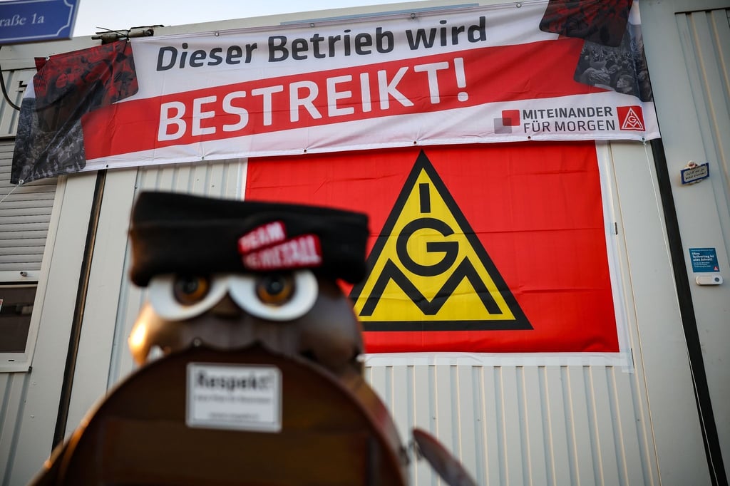 Ein Transparent mit der Aufschrift „Dieser Betrieb wird bestreikt“.