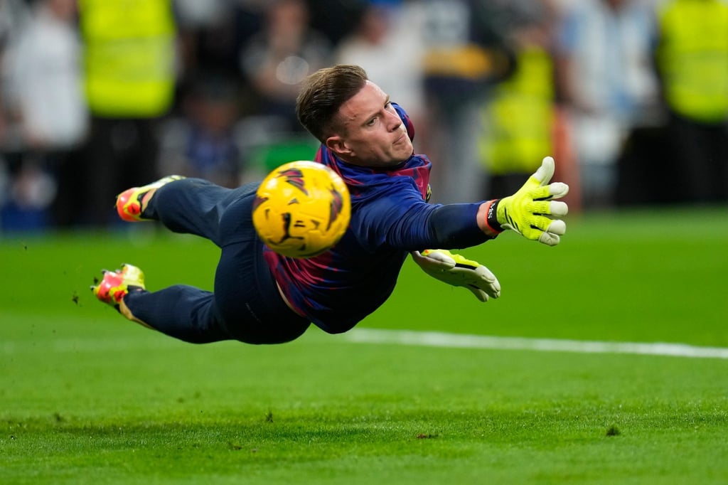 Barcelonas Torhüter Marc-André ter Stegen ärgert sich über die fehlende Torlinientechnik.