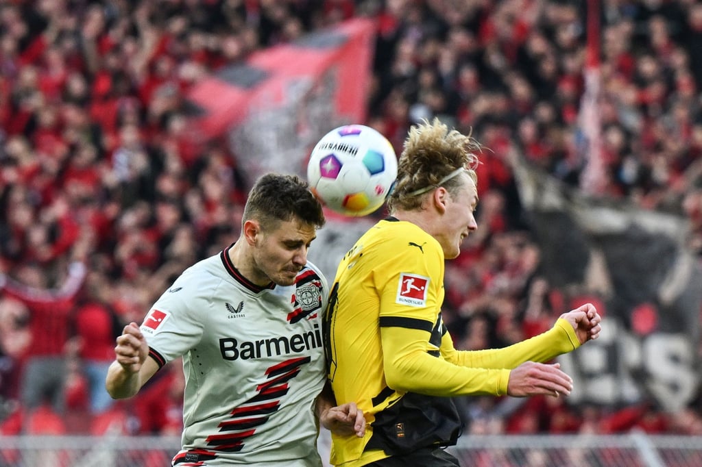 Leverkusens Josip Stanisic und Dortmunds Julian Brandt kämpfen um den Ball.