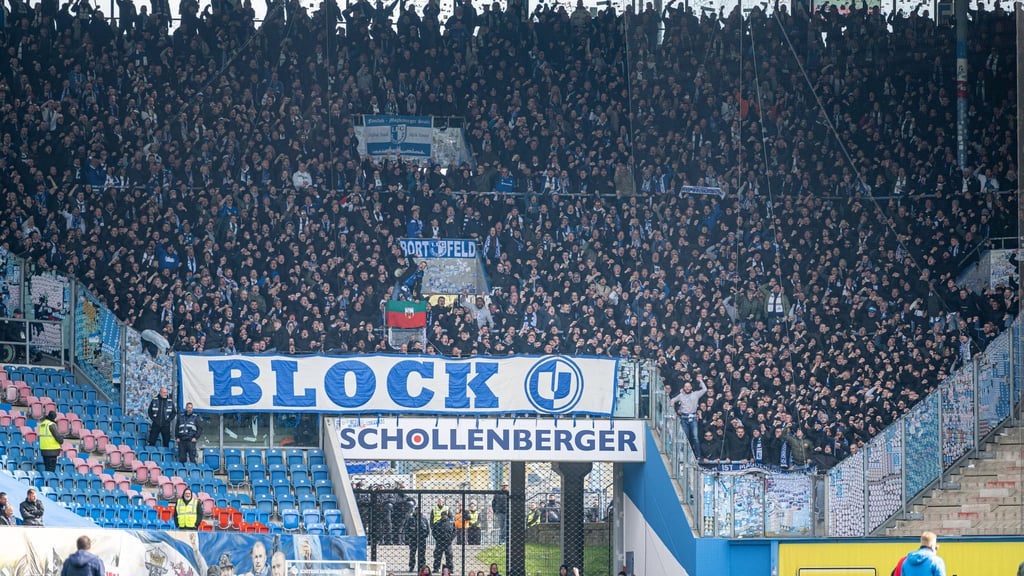 Der Gästeblock in Rostock war mit Fans des 1. FC Magdeburg ausverkauft, die Stimmung im Stadion war weitgehend friedlich und gut.