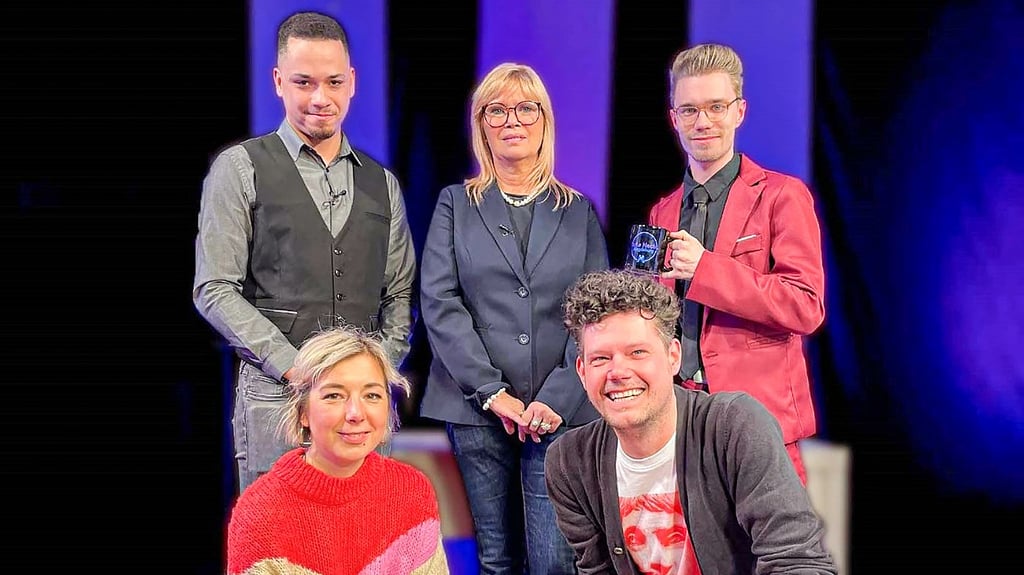 Moderator Tim Buchmann (l.) hat Oberbürgermeisterin Simone Borris (M.) in seine Sendung „Gute Nacht Magdeburg“ eingeladen. Mit dabei auch: Benjamin Ndukwe (r.) vom Team sowie das Musik-Duo BernieKaloe.