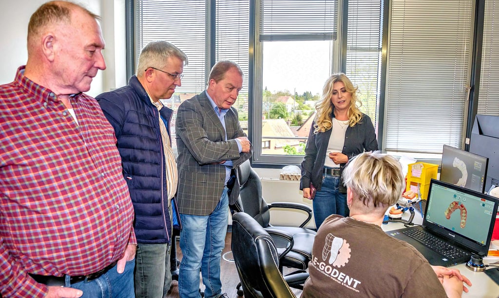 Die Mitglieder der Mittelstandsunion trafen sich diesmal im Dentallabor von Jana Lessmann (2.v.r.).