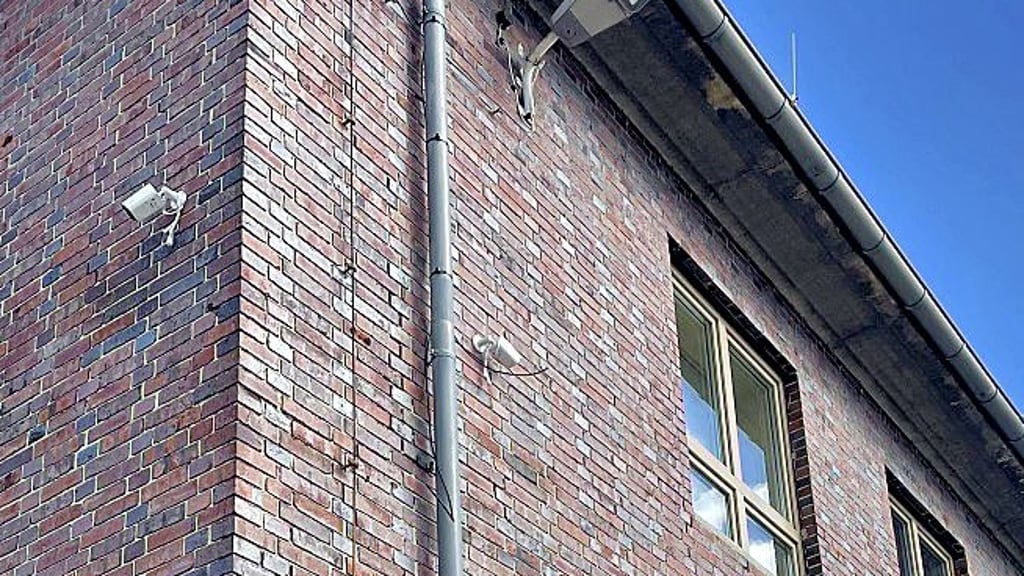 Am Wolfener Bahnhofsgebäude wurden dieser Tage privat Kameras installiert.