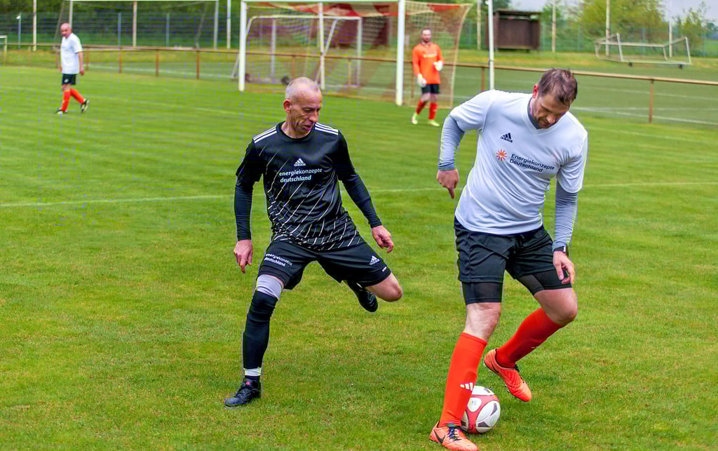 Im Mittelpunkt des Benefizabends steht der Fußball. Das Team aus Leipzig gewinnt 4:1.