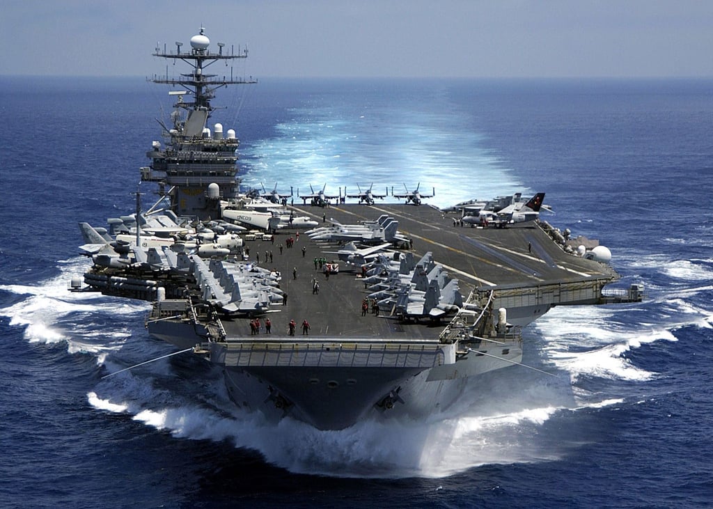 Einer der größten US-amerikanischen Flugzeugträger ist auf hoher See unterwegs. Die weltweiten Militärausgaben haben 2023 erneut einen Höchststand erreicht.
