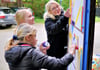 Kinder und Mitarbeiter des Genthiner Jugendhauses gestalteten eine Tür mit bunten Zeichnungen. 