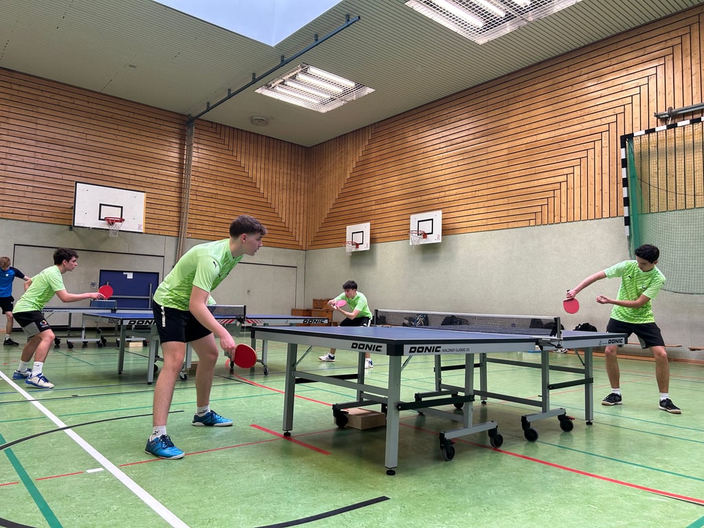 Die Magdeburger Jungen bereiten sich in der Sporthalle des Norbertusgymnasiums ein letztes Mal zusammen auf die Teilnahme vor.