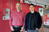 Rote Schaufenster: Die Apotheker Tom Dupke (links) und Martin Roschig aus Halle unterstützen die Protestaktion der Apothekerverbände und fordern höhere Honorare.