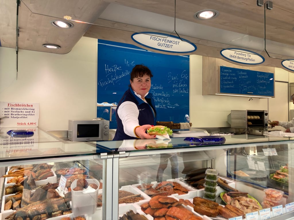 Unternehmerin Ivonne Gutzeit verkauft Fisch auf dem Wochenmarkt.