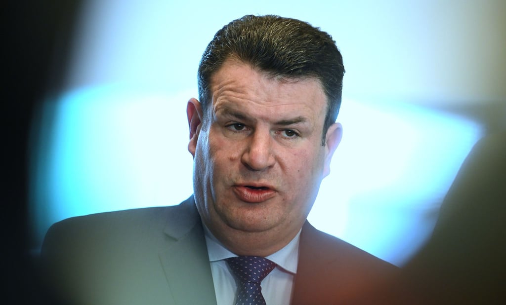 Hubertus Heil (SPD), Bundesminister für Arbeit und Soziales, gibt ein Statement nach einem Gespräch mit einer ukrainischen Geflüchteten, die in einem Friseursalon beschäftigt ist.
