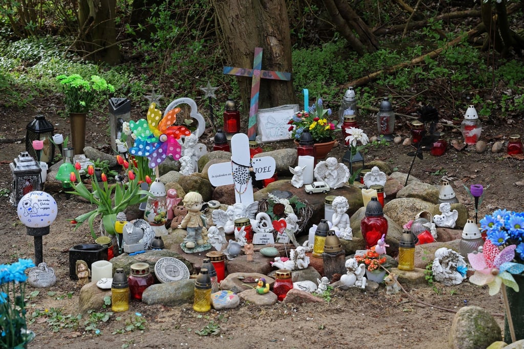 Kreuze, Figuren, Kerzen und Blumen stehen in Pragsdorf an der Stelle, wo die Leiche des kleinen Joel gefunden wurde.