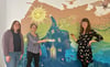 Sabine Marschewski (rechts) hat in der  Dedelebener Kita-Bibliothek  ein Wandbild gestaltet – zur Freude der Kinder und von Leiterin Manuela Fischer (Mitte) und Sprachfachkraft Melanie Fleck.