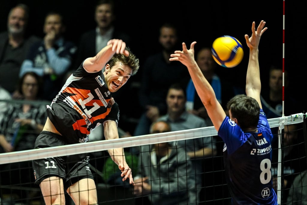 Berlins Cody Kessel (l) in Aktion gegen Friedrichshafens Aleksa Batak.
