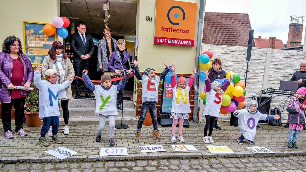 Vor einem Jahr ist die Eröffnung des Tante-Enso-Ladens in der Wörlitzer Erdmannsdorffstraße mit allen gefeiert worden. Die Jungen und Mädchen der Kita sind mit einem Programm aufgetreten.