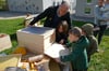 Hier baut Wolfgang Zahn von der Agrarmarketinggesellschaft ein Bienenhaus  mit Kindern der Kita „Ottos Baumwichtel“ zusammen.