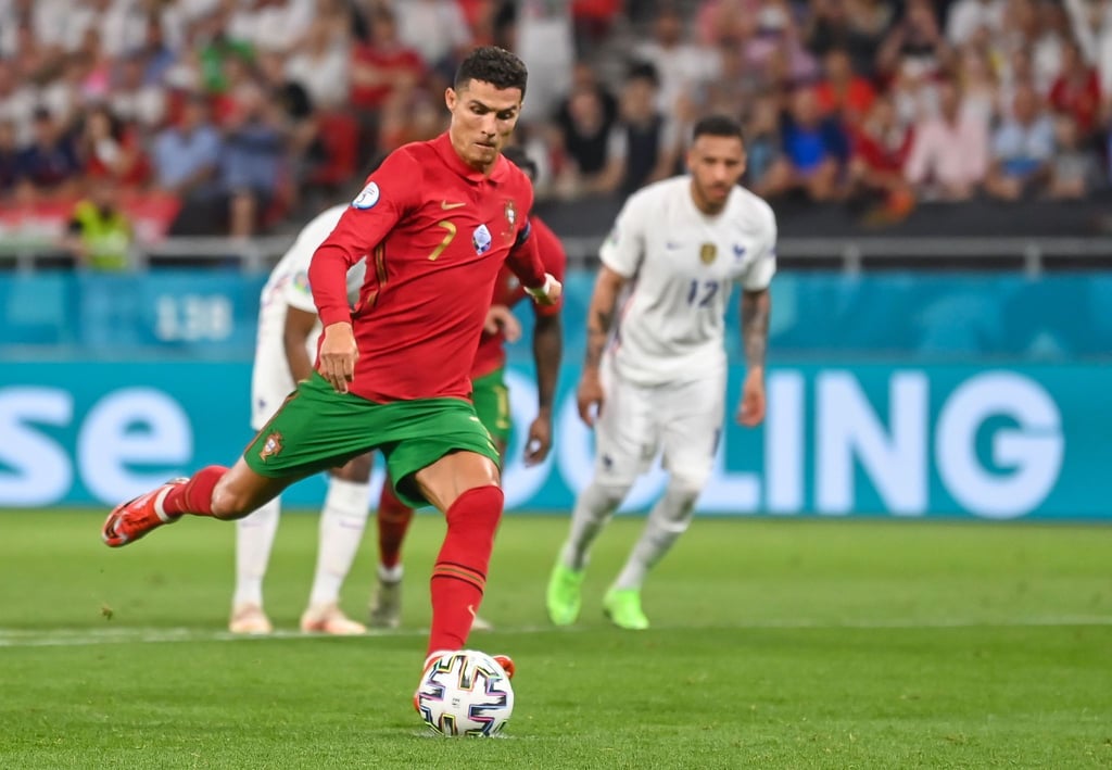 Portugals Cristiano Ronaldo verwandelt gegen Frankreich zwei Elfmeter.
