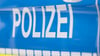 Der Schriftzug „Polizei“ ist auf einem Streifenwagen zu lesen.