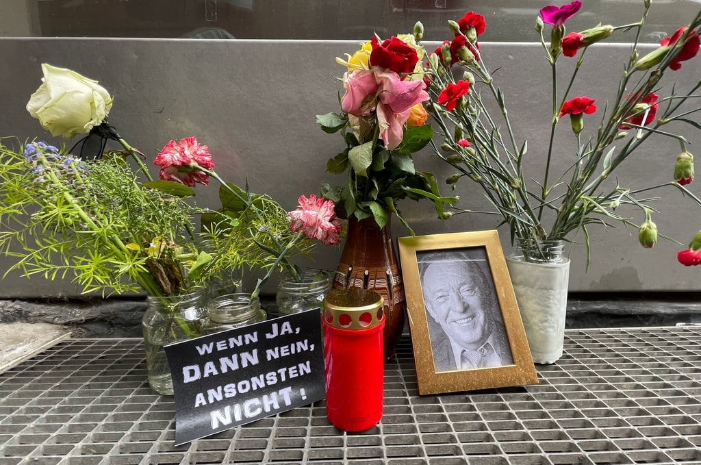 Unbekannte erinnern in der Schulstraße in Halle mit Kerze, Blumen und einem Spruch an den großen verstorbenen Theatermann Peter Sodann.