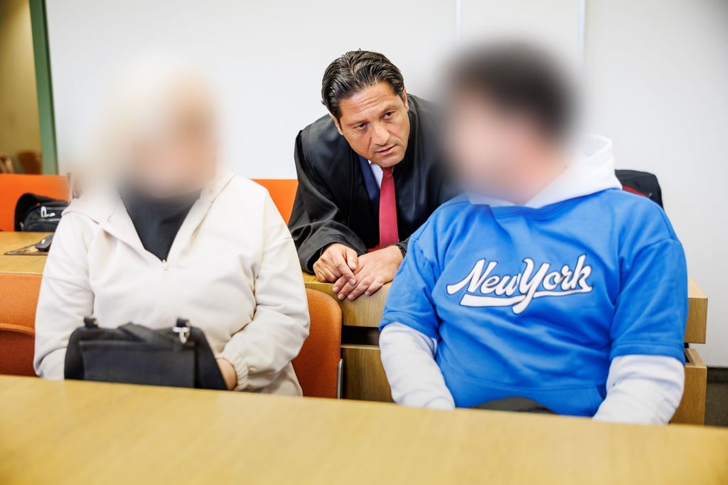 Die Angeklagten besprechen sich mit ihrem Strafverteidiger.