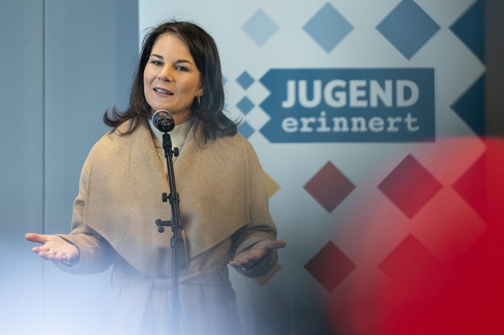 Annalena Baerbock (Bündnis 90/Die Grünen), Bundesaußenministerin, spricht in der Gedenkstätte Sachsenhausen.