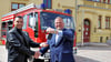 Barlebens Bürgermeister Frank Nase (rechts) übergibt den Schlüssel des Feuerwehrfahrzeugs an den Vize-Bürgermeister der bulgarischen Partnerkommune Zarewo, Dennis Dihanov.