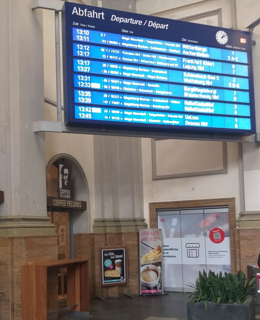 Blick auf das Display im Hauptbahnhof. Darunter befand sich einst der Blumenladen, der zum Namen "Blumenhalle" inspirierte.
