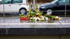 Blumen und Kerzen liegen an einem Bahnsteig der Stadtbahnhaltestelle „Fiedelerstraße“ im Stadtteil Döhren.