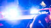 Ein Polizeiwagen steht mit Blaulicht an einem Einsatzort.