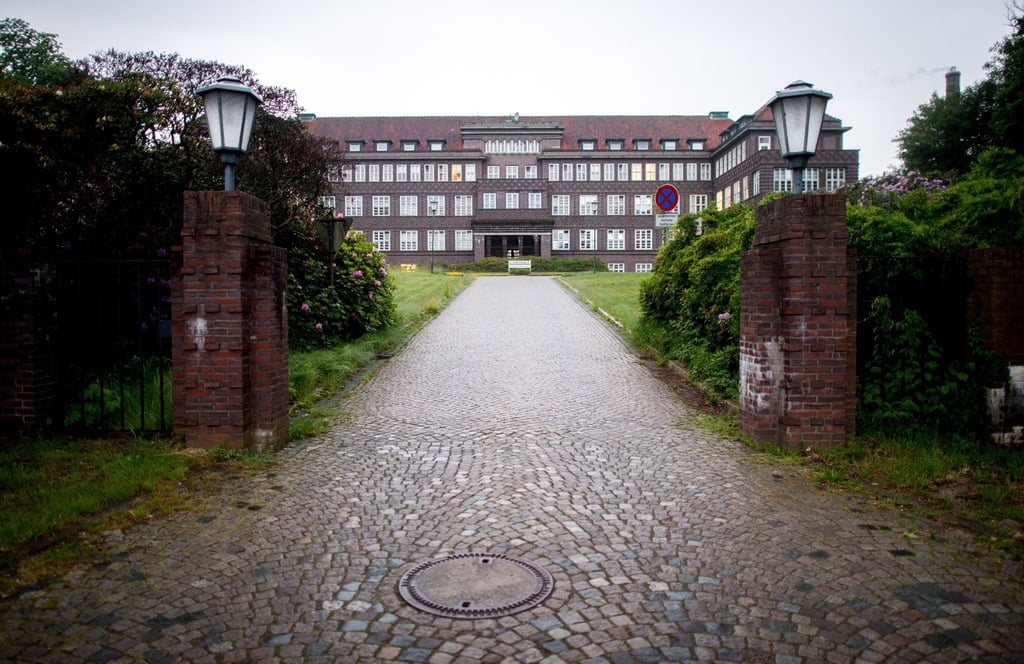 Die Zufahrt zum Hauptgebäude vom Josef-Hospital im Stadtteil Deichhorst.