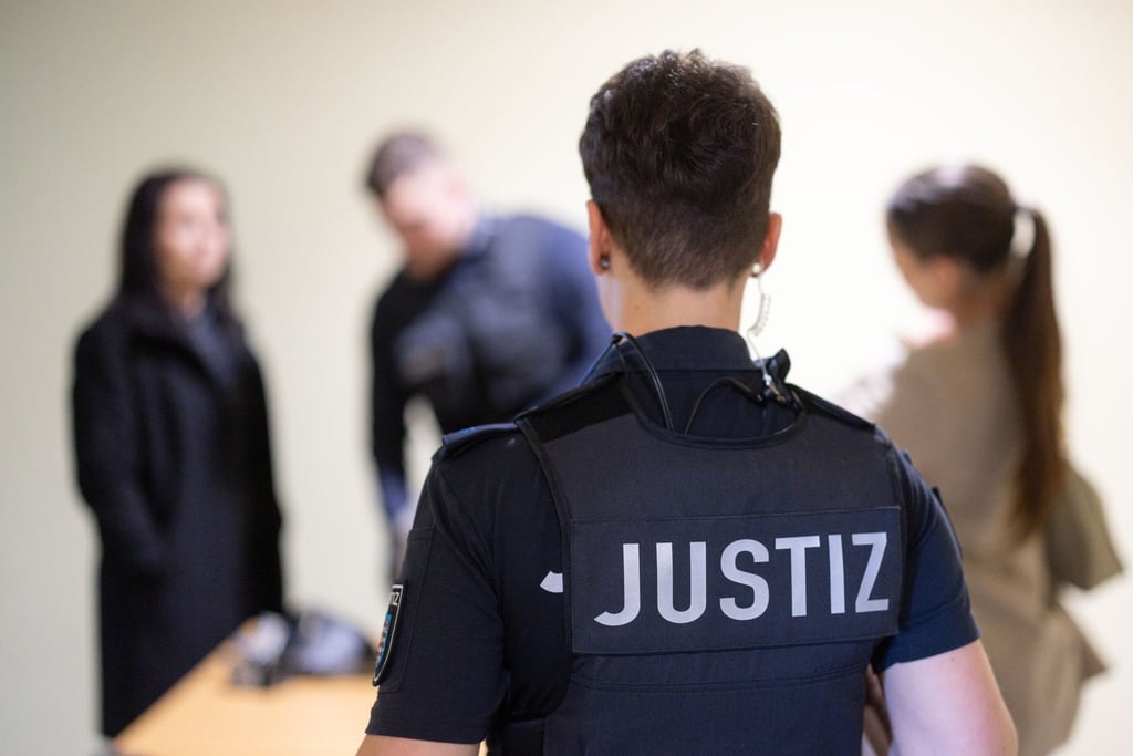 Justizbeamte führen vor dem Prozess nach dem tödlichen Unfall auf der Bobbahn in Oberhof Sicherheitsvorkehrungen am Amtsgericht in Suhl durch.