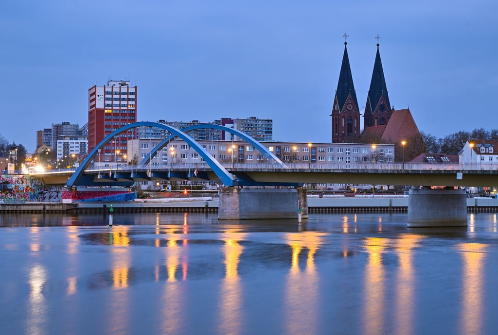 Blick am frühen Morgen vom polnischen Ufer der Grenzflusses Oder auf die Stadt Frankfurt (Oder).