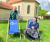 Pfarrerin Hanna Henke (links) und Gemeindepädagogin Marita Giesecke freuen sich  das Tauffest. Alle Täuflinge erhalten einen solchen Liegestuhl.  