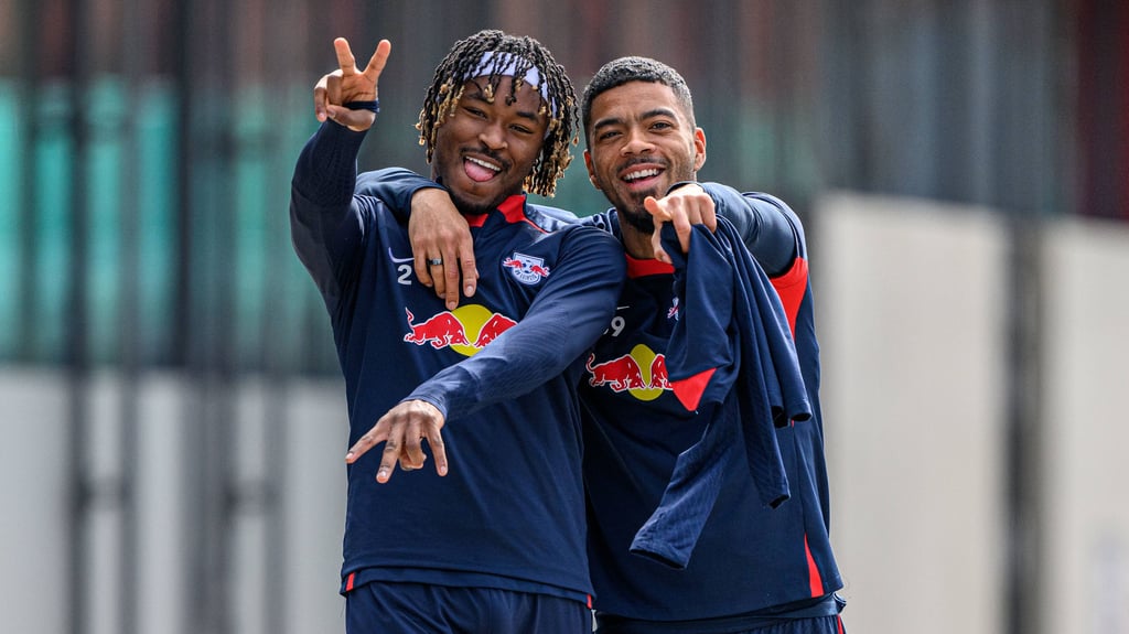 Best friends bei RB Leipzig: Mohamed Simakan und Benjamin Henrichs (v.l.)