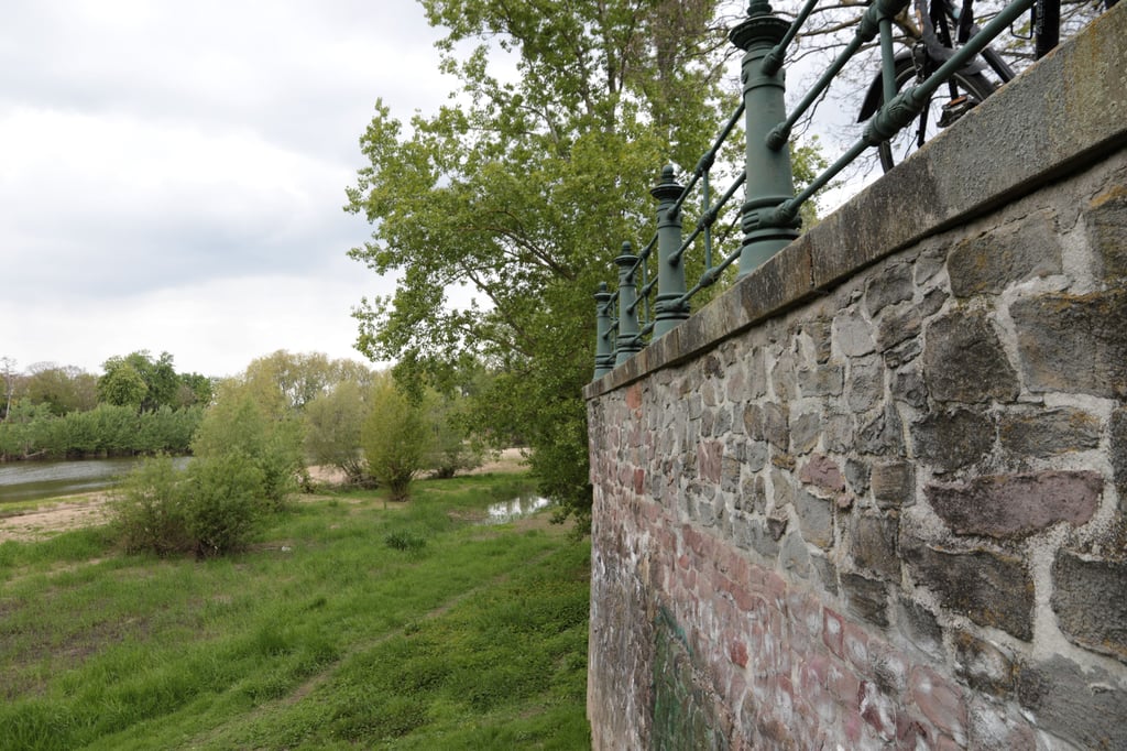 Blick auf die Ufermauer zur Alten Elbe in Magdeburg.