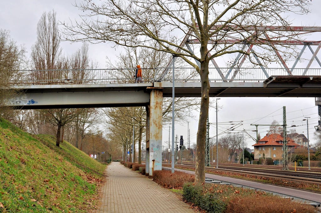 Es ist nicht nur der Rost, der an der Brückenkonstruktion nagt. Ein Widerlager ist so marode, dass es erneuert werden muss.