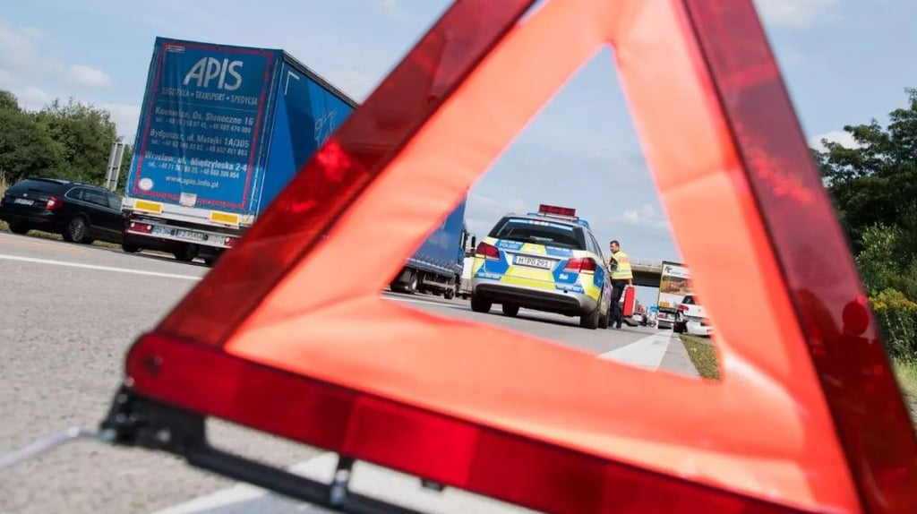 Stau und Sperrung bei Naumburg: Ein Unfall legte den Verkehr auf der Autobahn 9 Richtung München lahm.