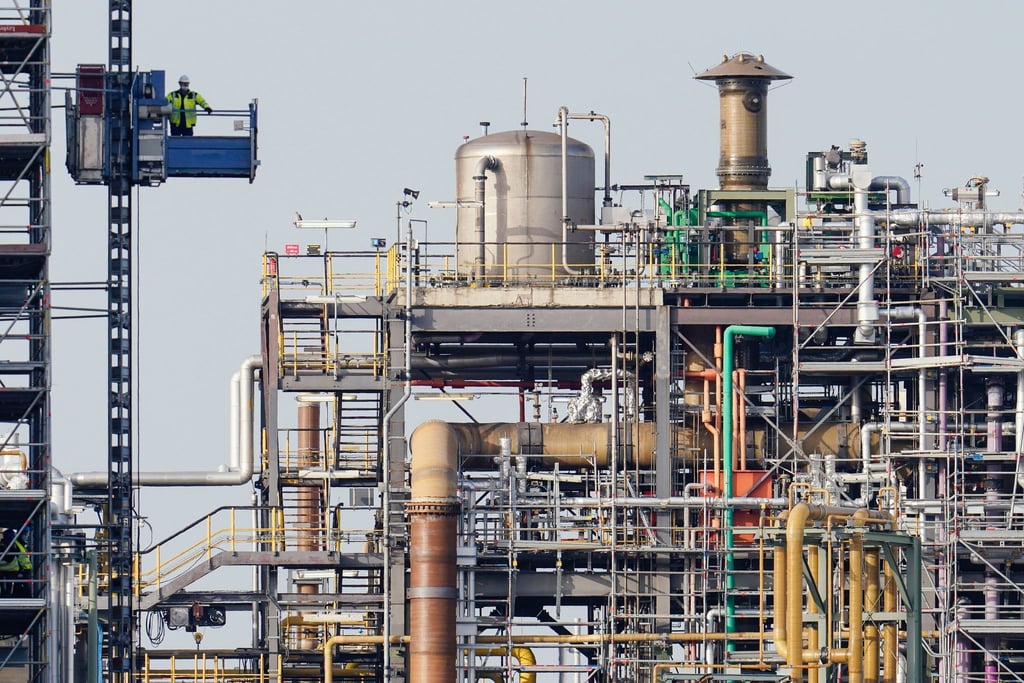Ein Arbeiter fährt neben Gebäuden auf dem Werksgelände des Chemiekonzerns BASF in einem Aufzug.