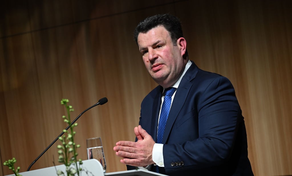 Hubertus Heil (SPD) beim Festakt der Hans-Böckler-Stiftung zu 75 Jahre Tarifvertragsgesetz.