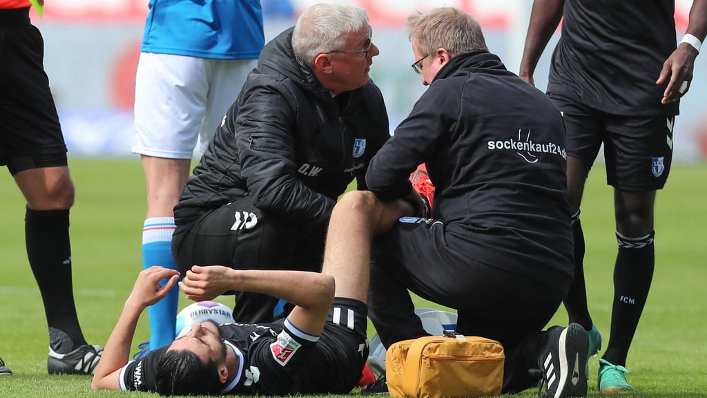 Mo El Hankouri vom 1. FC Magdeburg wurde im Spiel bei Hansa Rostock angeschlagen behandelt. Er muss wegen eines&nbsp;Syndesmosebandrisses operiert werden.