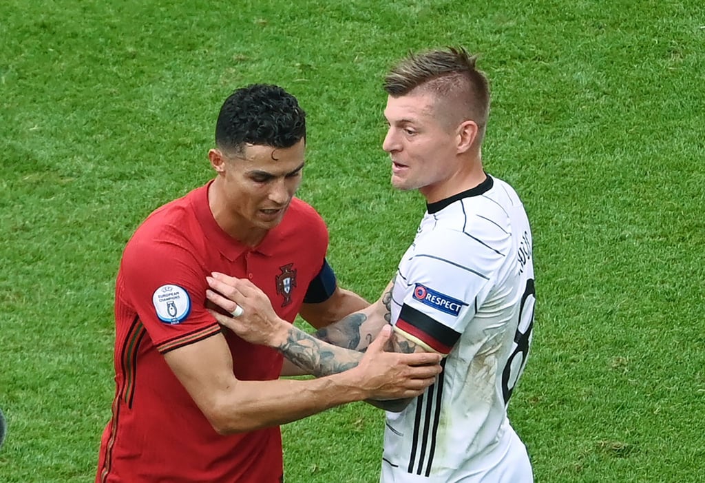 Ehemalige Real-Teamkollegen Portugals Cristiano Ronaldo und DFB-Akteur Toni Kroos (r).