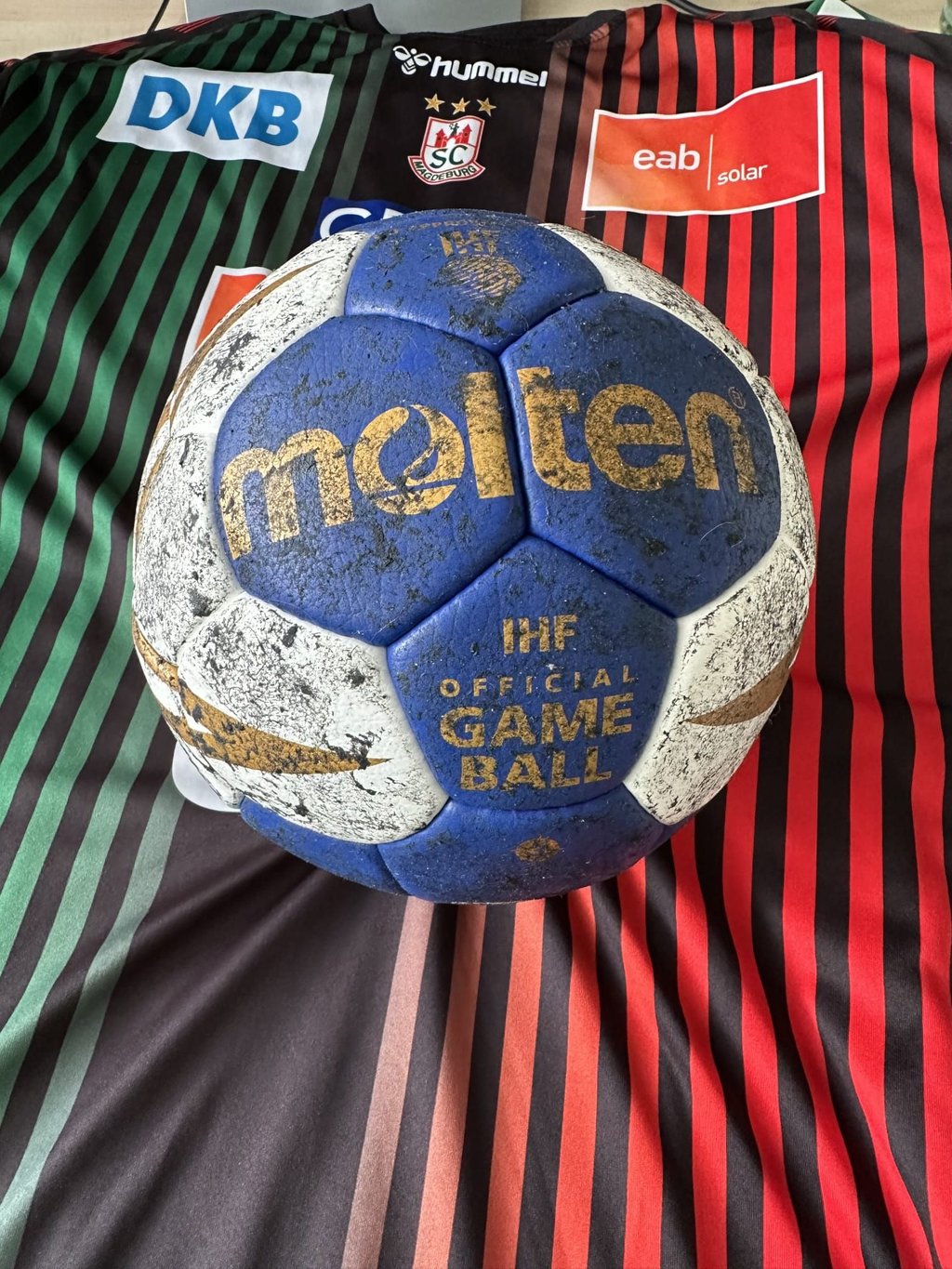 Ein offizieller Spielball der IHF ist eine der Raritäten der Tombola- und Versteigerungsaktion während des Benefizturnier des BSV Lostau.