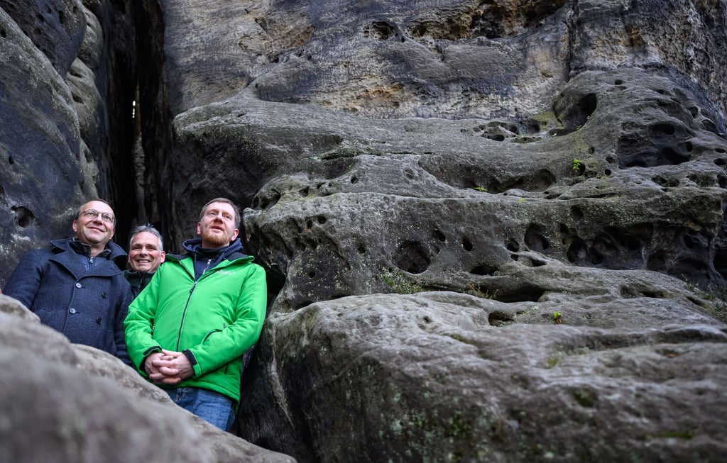 Wolfram Günther, Uwe Borrmeister und Michael Kretschmer stehen an einer Felsspalte.