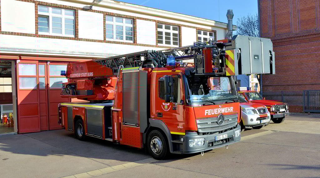 Einsatzfahrzeuge auf dem Hof des Feuerwehrgerätehauses in der Burger Brüderstraße. Das Gebäude ist viel zu klein geworden, weshalb dringend investiert werden soll.
