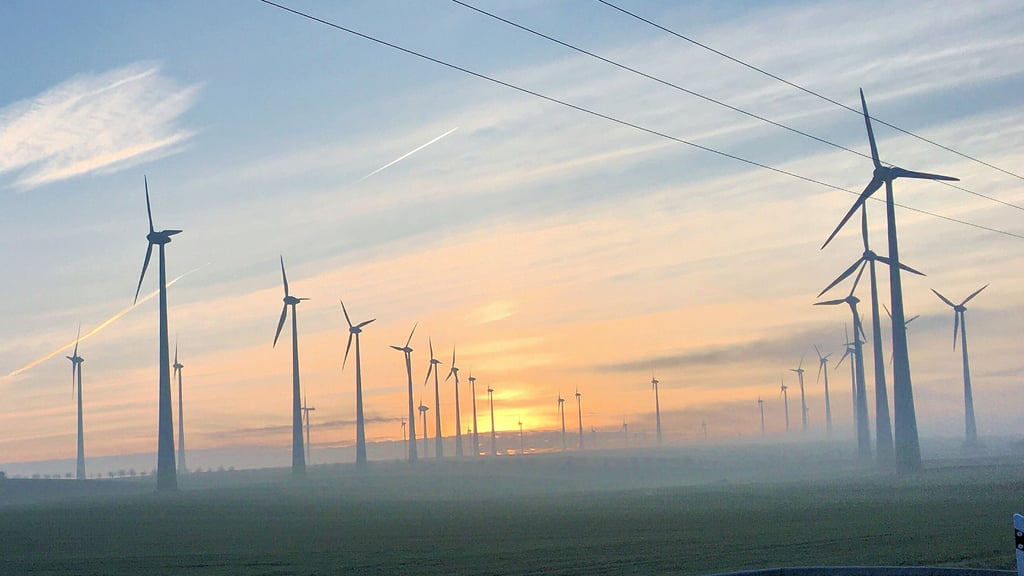 Idyllisch gelegen und immer wieder das Ziel von Buntmetalldieben: Sonnenaufgang am Windpark Druiberg bei Dardesheim.